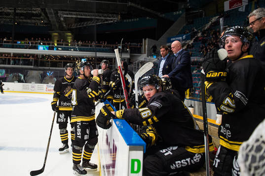 s Jonas Almtorp på bänken
