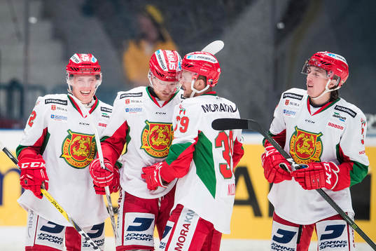 Moras spelare jublar