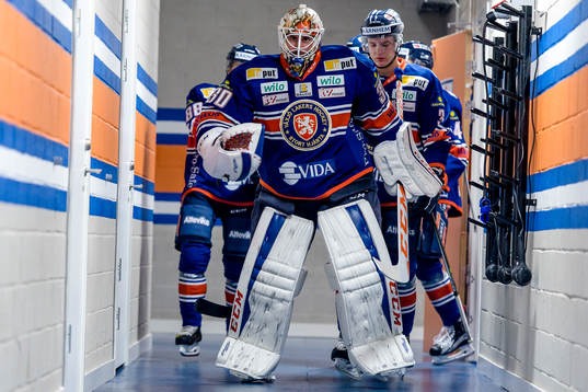 Växjös målvakt Joacim Eriksson före ishockeymatchen i