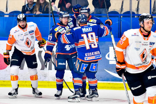 Växjös Robert Rosén och Tuomas Kiiskinen jublar