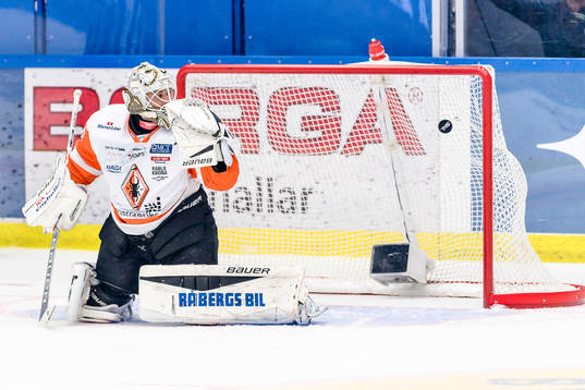 Växjös Geoff Platt (ej i bild) skjuter pucken i mål