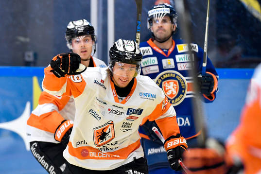 Karlskronas Filip Cruseman jublar