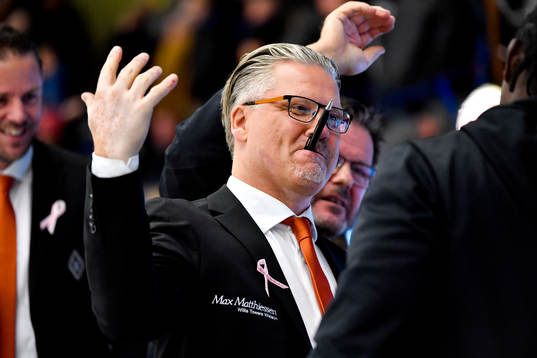 Karlskronas tränare Per Hånberg jublar