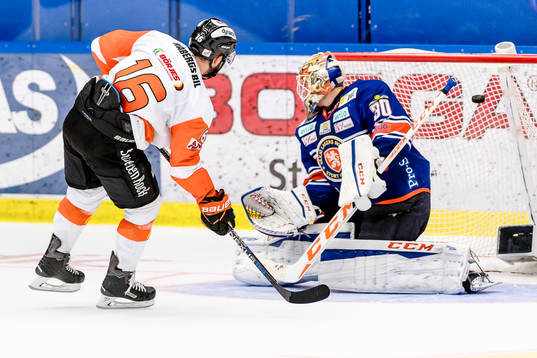 Karlskronas John Henrion sätter sin straff bakom Växjös