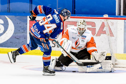 Växjös Olli Palola lägger pucken mellan benen på