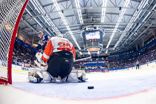 Växjös Olli Palola sätter sin straff mellan benen på