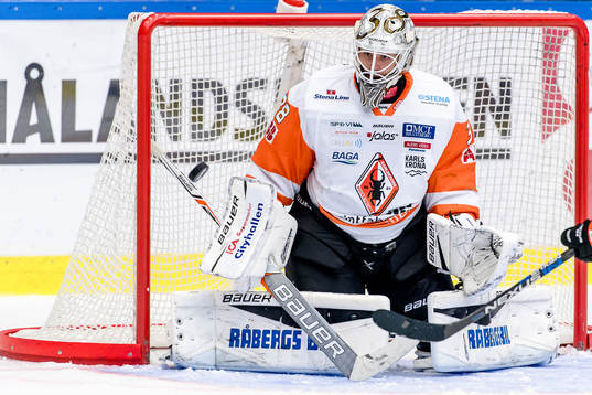 Karlskronas målvakt Johannes Jönsson fokuserar på pucken