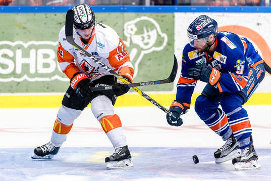 Karlskronas Joel Kellman jagas av Växjös Josh Hennessy