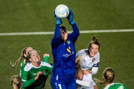 Breidabliks målvakt Sonny Lara Prainsdottir plockar bollen