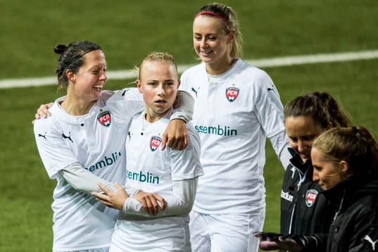 Rosengårds Lina Nilsson och Ebba Wieder jublar