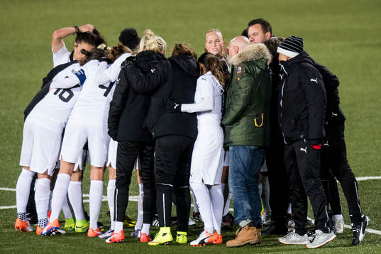 Rosengårds spelare samlas i en ring
