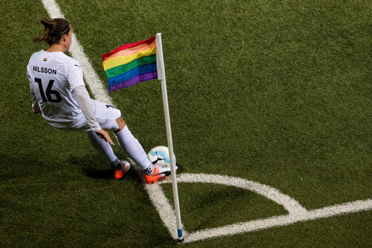 Rosengårds Lina Nilsson slår en hörna