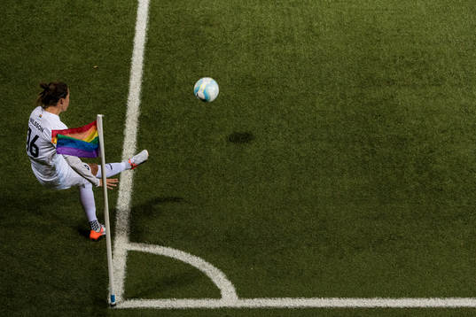Rosengårds Lina Nilsson slår en hörna