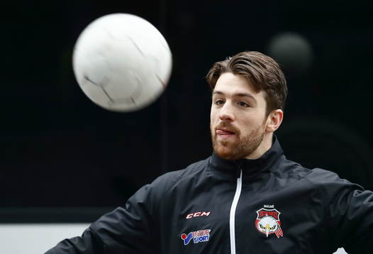 Malmös Nichlas Hardt - tidigare Linköping - värmer upp