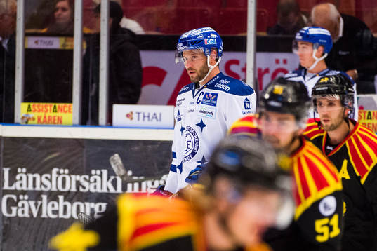 Leksands Jesper Ollas före ishockeymatchen i SHL mellan