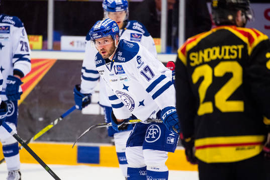 Leksands Jesper Ollas före ishockeymatchen i SHL mellan