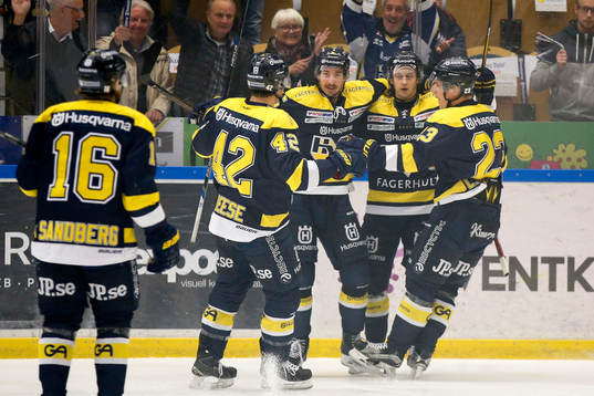 s Adam Almquist jublar med lagkamrater