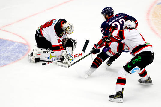 Linköpings Niklas Persson fir framför Malmö Redhawks