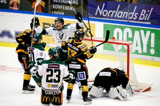 Färjestads Johan Ryno jublar