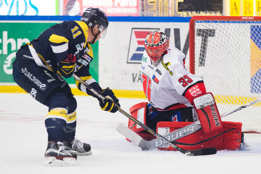 s Simon Önerud mot Örebros målvakt Julius Hudacek