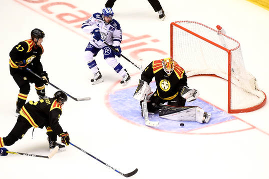 Leksands János Hári och Brynäs målvakt Felix Sandström