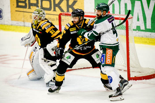 Skellefteås Johan Alm och målvakt Joni Ortio