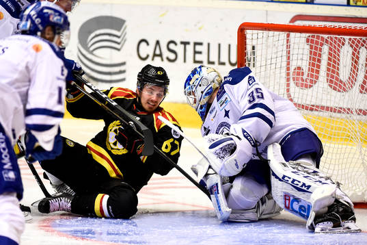 Brynäs Tomas Zaborsky och Leksands målvakt Atte Engren