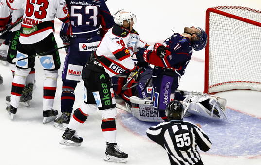 Malmös Robin Alvarez slår Linköpings Garrett Roe och