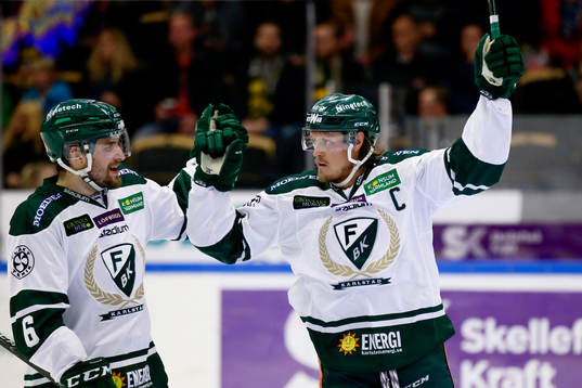 Färjestads Magnus Nygren och Mikael Wikstrand jublar