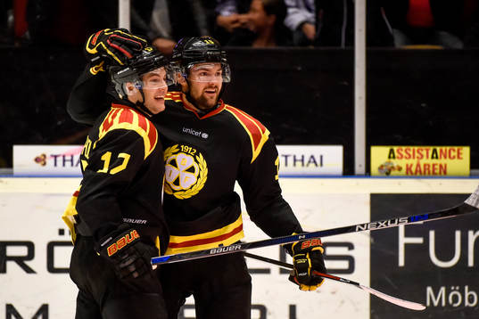Brynäs Pathrik Westerholm och Simon Bertilsson jublar