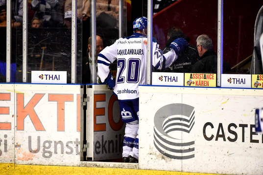 Leksands Tommi Paakkolanvaara lämnar isen skadad