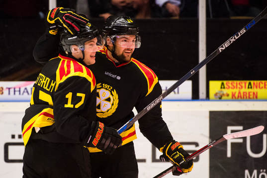 Brynäs Pathrik Westerholm och Simon Bertilsson jublar