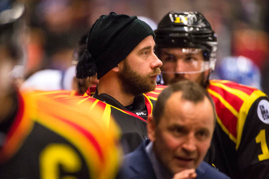 Brynäs målvakt David Rautio med mössa i båset