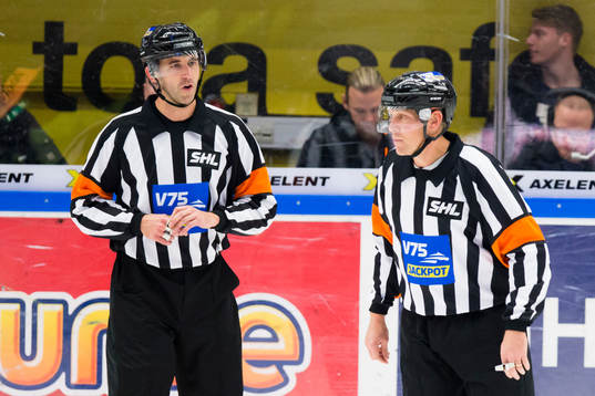Domarna Linus Öhlund och Morgan Johansson