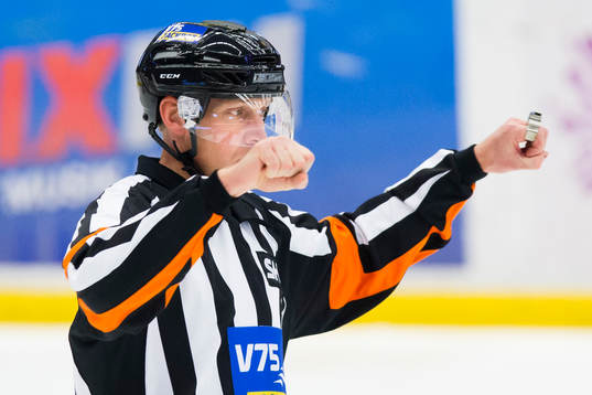 Domaren Morgan Johansson gör tecknet för crosschecking