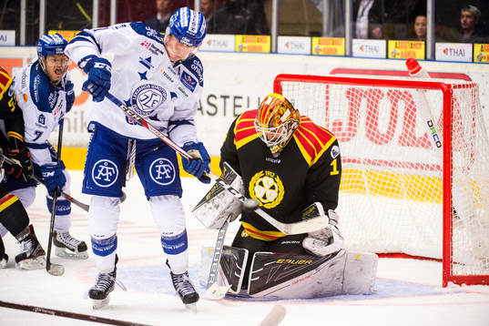 Brynäs målvakt Felix Sandström räddar skott