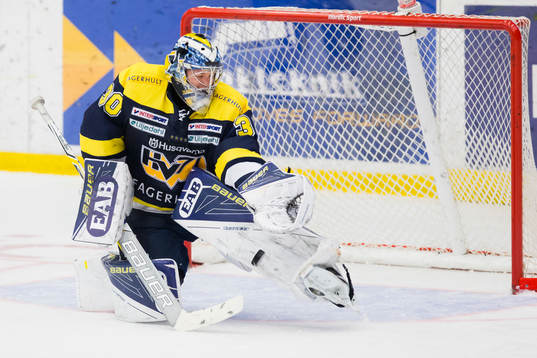 s målvakt Linus Söderström räddar