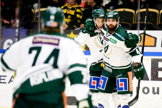 Färjestads Milan Gulas och Per Åslund jublar