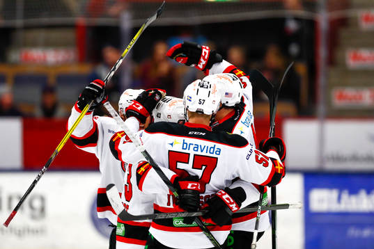 Malmö Redhawks Noah Welch jublar med lagkamrater