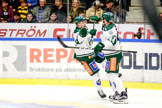 Färjestads Rasmus Asplund och Milan Gulas jublar