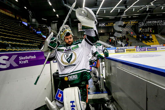 Färjestads målvakt Lars Haugen jublar