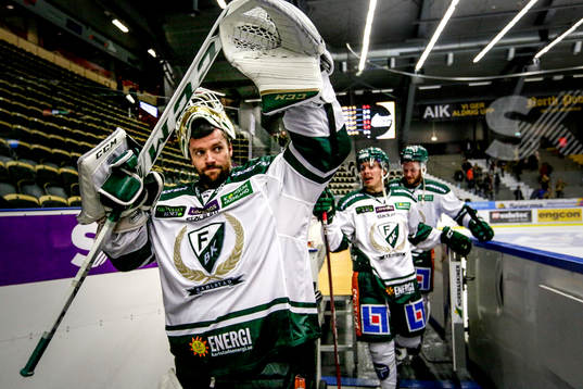 Färjestads målvakt Lars Haugen jublar