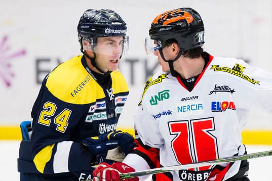 s Erik Christensen i duell mot Örebros Petr Zamorsky