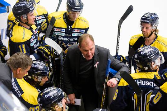 s tränare Johan Lindbom coachar