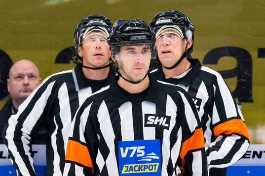 Domarna Henrik Pihlblad, Linus Öhlund och Morgan Johansson