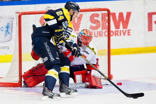 s Erik Christensen mot Örebros målvakt Julius Hudacek
