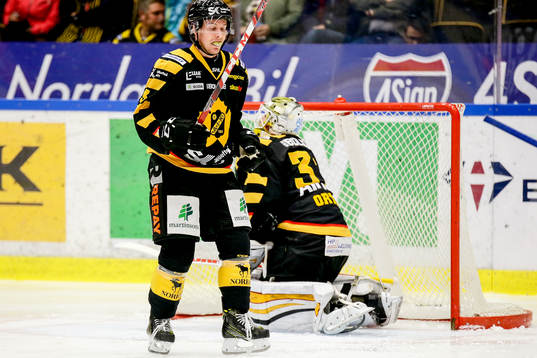 Skellefteås Niclas Burström och målvakt Joni Ortio