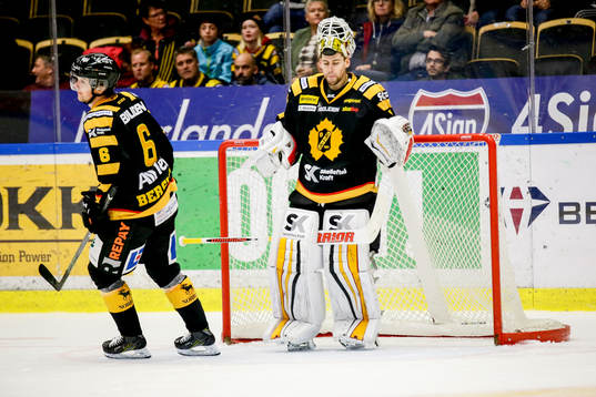 Skellefteås Filip Berglund och målvakt Joni Ortio  deppar