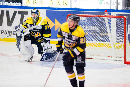 s målvakt Linus Söderström och Lawrence Pilut deppar