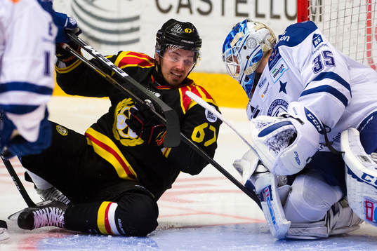 Brynäs Tomas Zaborsky och Leksands målvakt Atte Engren